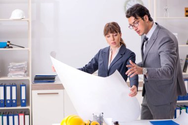 Erkek ve kadın inşaat projesini tartışıyor