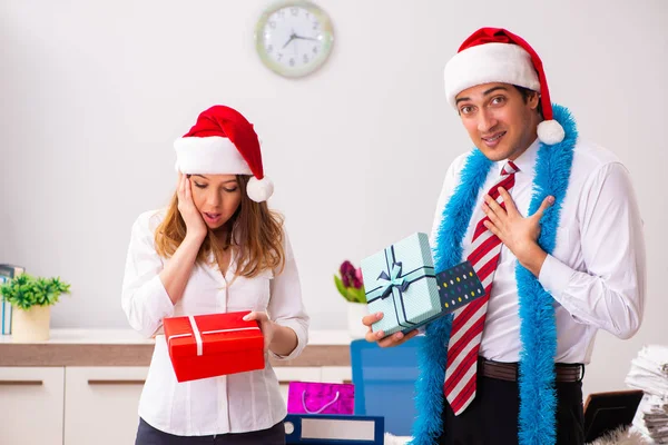 Colleagues exchaing christmas presents in office — Stock Photo, Image