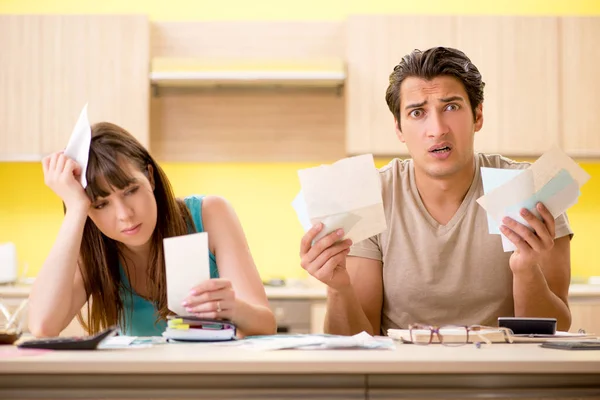 Junge Familie kämpft mit persönlicher Finanzierung — Stockfoto