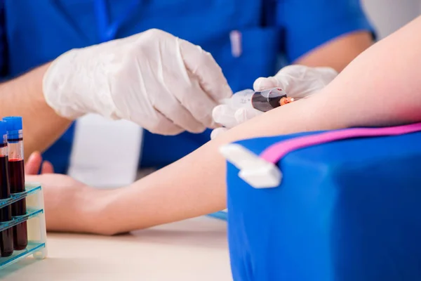 血液検査中の若い患者サンプリング手順 — ストック写真