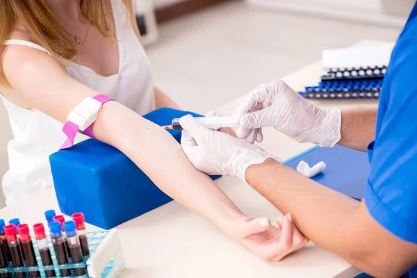 Young patient during blood test sampling procedure — Stock Photo, Image