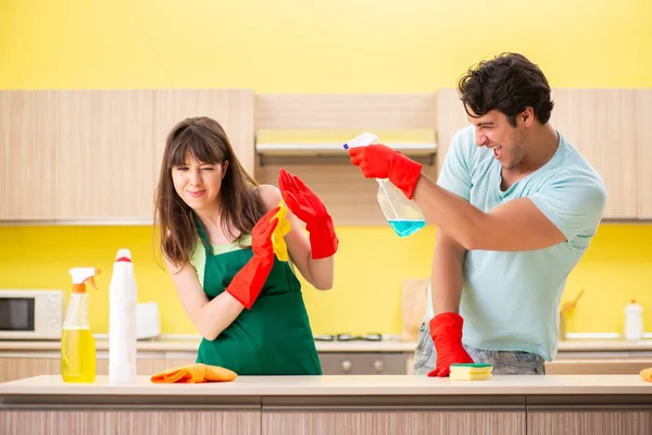 Jovem casal trabalhando na cozinha — Fotografia de Stock