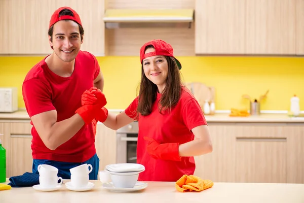 Empreiteiros profissionais de limpeza que trabalham na cozinha — Fotografia de Stock