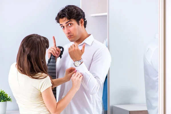 Woman sees her husband off to work — Stock Photo, Image