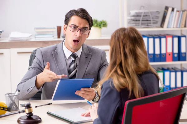 Abogado hablando con el cliente en la oficina — Foto de Stock