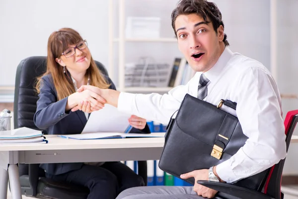 Man and woman discussing in office — Stock Photo, Image