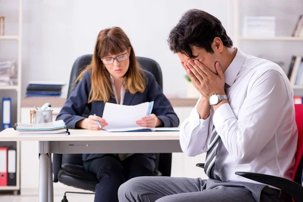 Man och kvinna diskuterar i ämbetet — Stockfoto