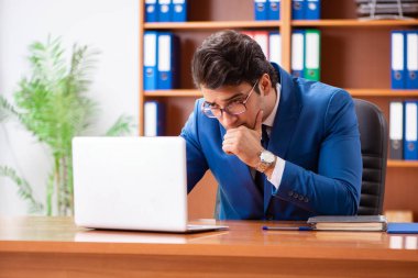 Ofiste çalışan genç bir çalışan.