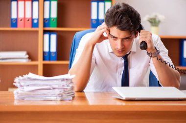 Ofiste çalışan genç bir çalışan.