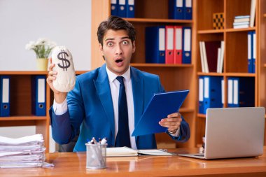 Ofiste çalışan genç bir çalışan.