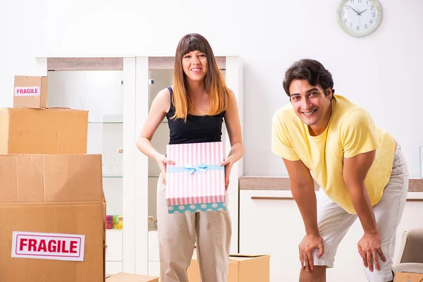 Junges Paar zieht mit zerbrechlichen Dingen in neue Wohnung — Stockfoto