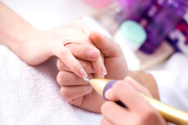 Manos durante la sesión de cuidado de manicura —  Fotos de Stock