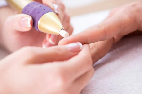 Mani durante la sessione di cura della manicure — Foto Stock