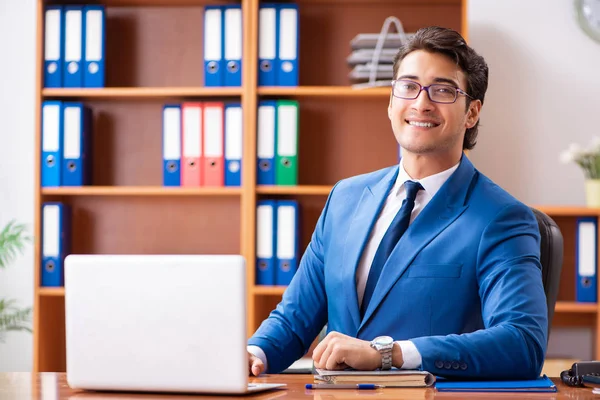 Jovem funcionário que trabalha no escritório — Fotografia de Stock