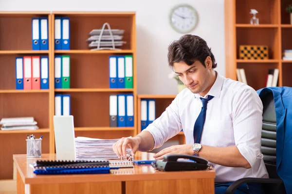 Jeune employé travaillant au bureau — Photo