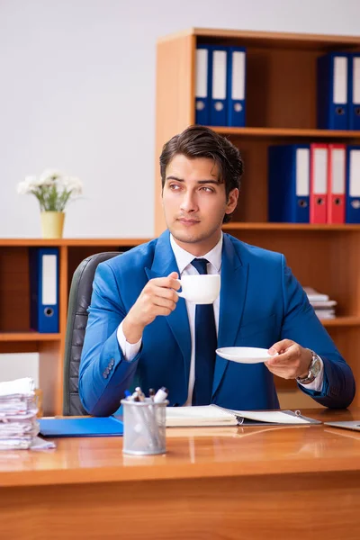 Young employee working in the office — Stock Photo, Image