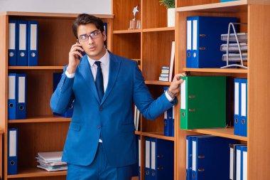 Ofiste çalışan genç bir çalışan.