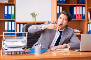 Ofiste çalışan genç bir çalışan.