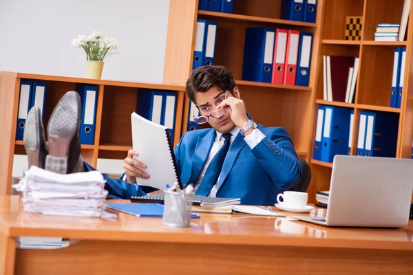 Junge Angestellte im Büro — Stockfoto