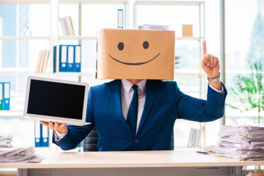 Kafası yerine kutusu olan mutlu bir adam.