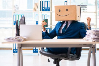 Kafası yerine kutusu olan mutlu bir adam.