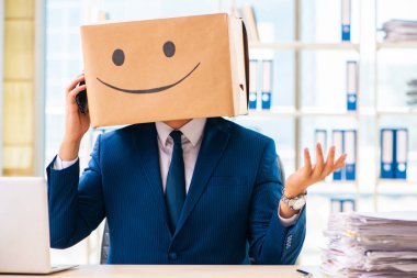 Kafası yerine kutusu olan mutlu bir adam.