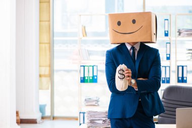 Kafası yerine kutusu olan mutlu bir adam.