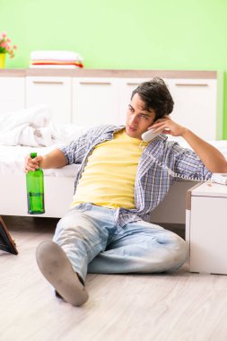 Mutsuz aşk kavramında üzgün genç adam.