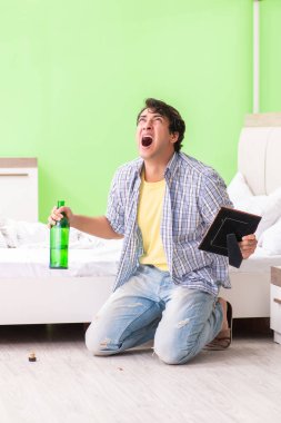 Mutsuz aşk kavramında üzgün genç adam.