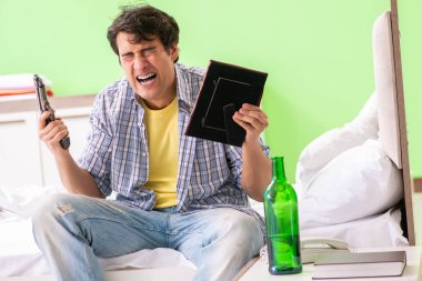 Mutsuz aşk kavramında üzgün genç adam.