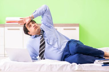 Otel odasında fazla mesai yapan bir iş adamı.