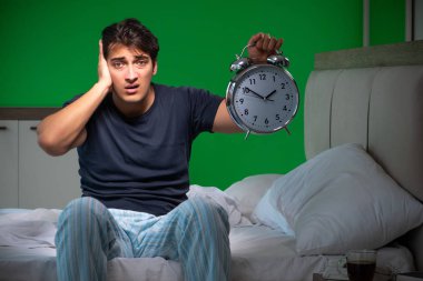 Genç yakışıklı adam evinde uykusuzluk çekiyor.