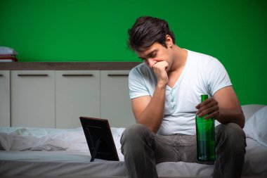 Genç yakışıklı adam yatak odasında karşılıksız aşktan muzdarip.