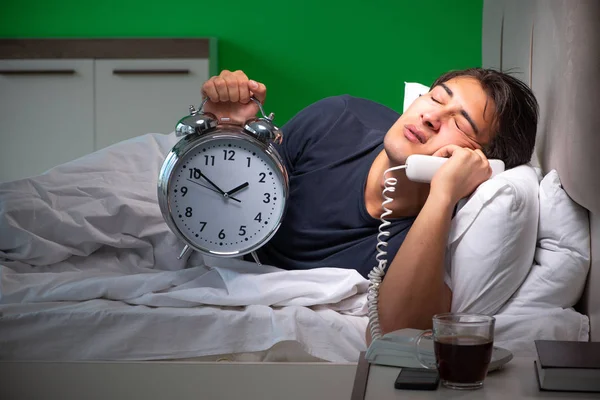 Joven hombre guapo que sufre de insomnio en casa — Foto de Stock