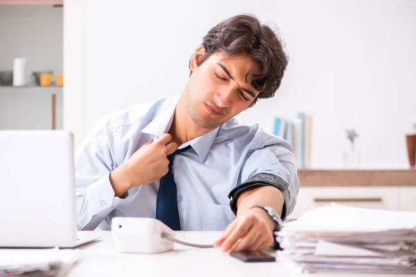 Homme stressé mesurant sa tension artérielle — Photo