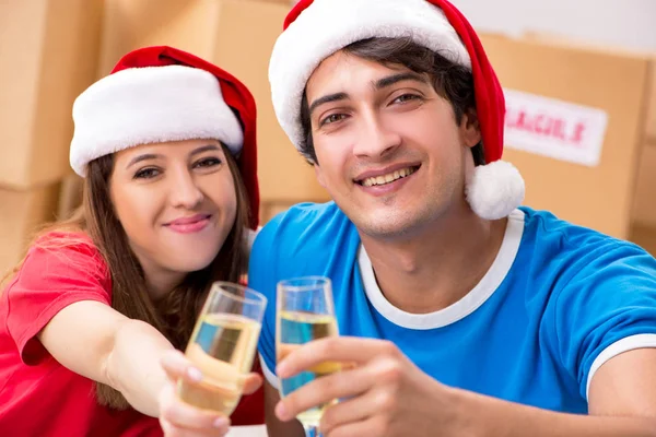 Fiatal család ünnepli a karácsonyt az új otthon — Stock Fotó