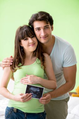 Genç aile hamileliği öğreniyor.