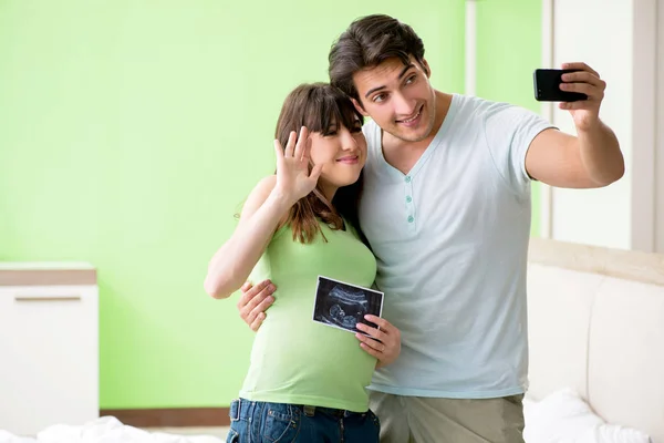 Giovani famiglie che scoprono la gravidanza — Foto Stock