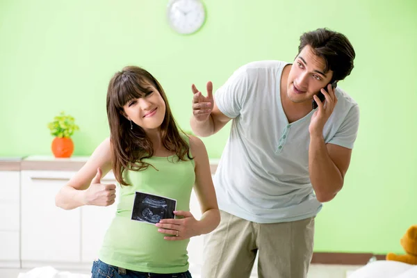 Young family finding out about pregnancy — Stock Photo, Image