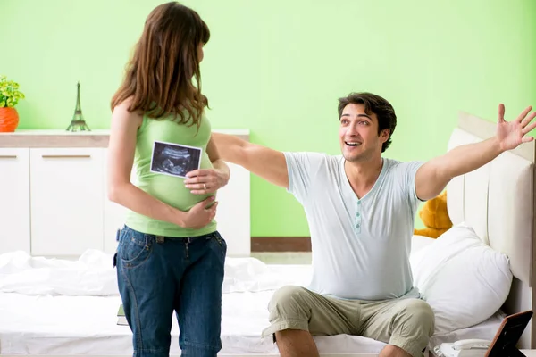 Familia joven averiguando sobre el embarazo —  Fotos de Stock