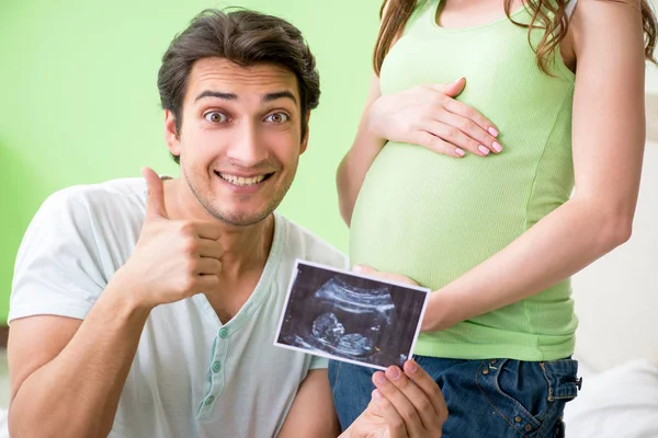 Familia joven averiguando sobre el embarazo —  Fotos de Stock