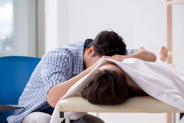 Man rouwt om zijn dode vrouw — Stockfoto