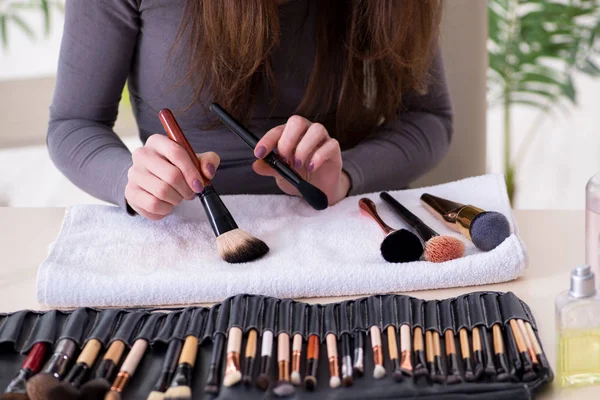 Make-up kunstenaar voorbereiding borstels voor het werk — Stockfoto