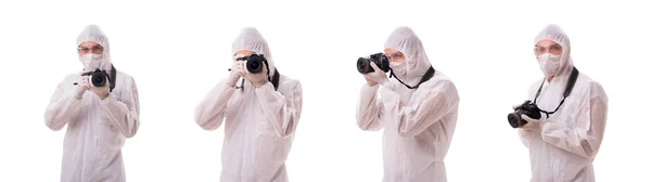 Судебный эксперт по защитному костюму фотографирует на белом — стоковое фото