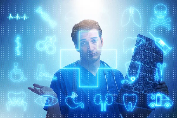 Arzt betrachtet Röntgenbild im Telemedizin-Konzept — Stockfoto