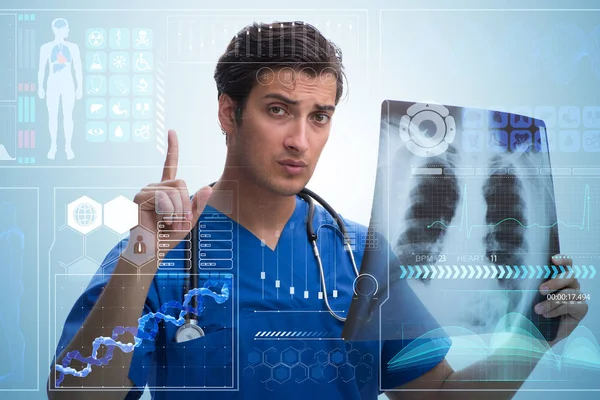Mladý lékař při pohledu na rentgen obraz v konceptu mhealth — Stock fotografie