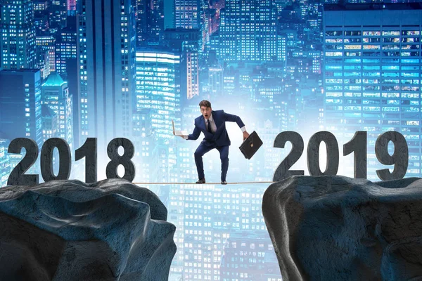 Bilanciamento uomo d'affari tra il 2018 e il 2018 — Foto Stock