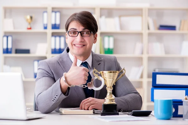 Empresario con copa dorada en la oficina — Foto de Stock