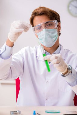 Laboratuvarda çalışan genç bir kimyager. 