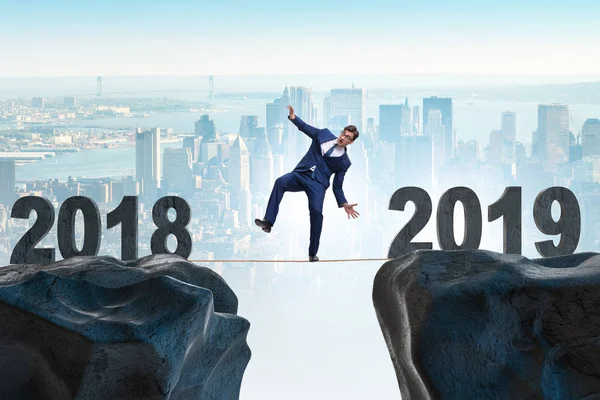 Бізнесмен балансує між 2018 і 2018 роками — стокове фото
